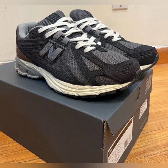 New Balance 1906F Sneakers
Color: Phantom / Dark Mushroom - Picture 3 of 10